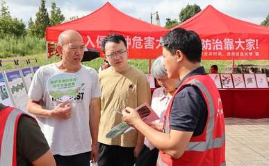 校地?cái)y手共筑“生態(tài)防火墻”貴州民族大學(xué)赴安順市開(kāi)展外來(lái)入侵物種科普宣傳與防控活動(dòng)
